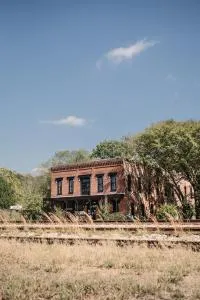 Beard and Lady Inn - Combs