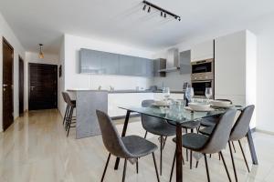 Chic 2BR Apartment, Ideal Location