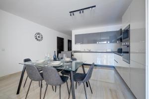 Chic 2BR Apartment, Ideal Location