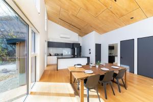 Wadano Hill Chalet by HHG
