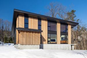 Wadano Hill Chalet by HHG