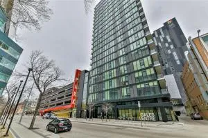 Cozy Skyline Condo in Downtown, across Canada Life Centre - Brooklands