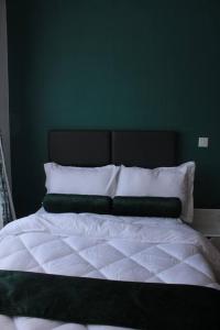 Lovely Emerald Green 3-Bedroom Apartment