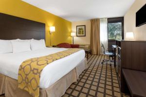 Baymont by Wyndham QueensburyLake George