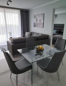 Stylish Modern 2BR in Waterfall Ellipse - Sleeps 4 - Fast WiFi - Secure Parking