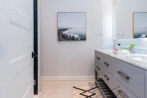 Vast and perfectly located 3 bedroom flat by DenStays