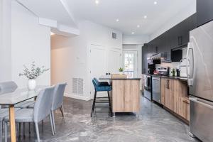 Massive 3 bedroom apartment in the hearth of Le Plateau by DenStays