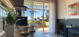 Sunrise Estudio Zebra, con vistas jardín y mar