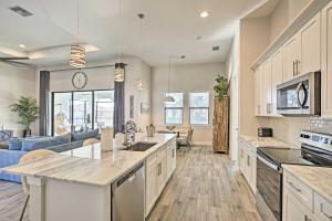 Sun-Seekers Getaway Lavish Cape Coral Villa