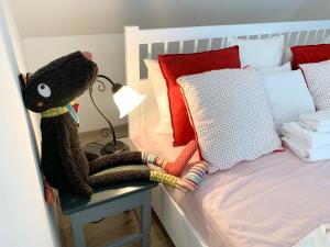 Ház a Pilisben - mókus család a kertben