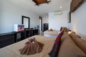 Deluxe Triple Room with Private Balcony and Partial Sea View