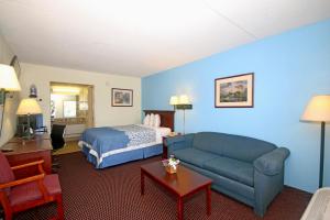 Queen Room - Non-Smoking room in Hamilton Inn