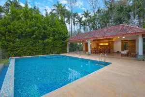 StayVista at Tall Silver with Infinity Pool & Breakast - Gonikoppal