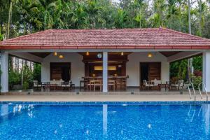 StayVista at Tall Silver with Infinity Pool & Breakfast -2BR