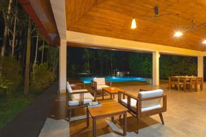 StayVista at Tall Silver with Infinity Pool & Breakfast -2BR