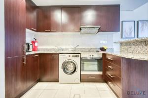 Special Rate Cozy Studio with Balcony Near Attractions by Deluxe Holiday Homes