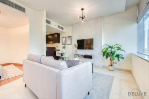 Special Rate Cozy Studio with Balcony Near Attractions by Deluxe Holiday Homes