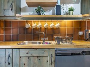 Fab Townhouse Near Queens with Huge TV & Recliners - Pass the Keys