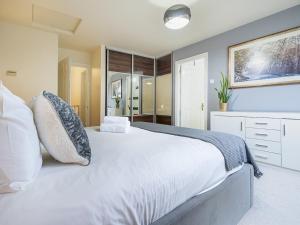 Fab Townhouse Near Queens with Huge TV & Recliners - Pass the Keys