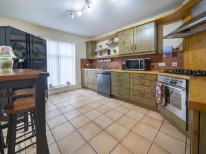 Fab Townhouse Near Queens with Huge TV & Recliners - Pass the Keys