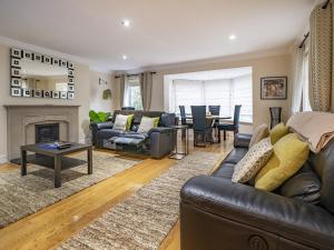 Fab Townhouse Near Queens with Huge TV & Recliners - Pass the Keys