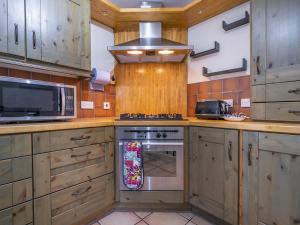 Fab Townhouse Near Queens with Huge TV & Recliners - Pass the Keys