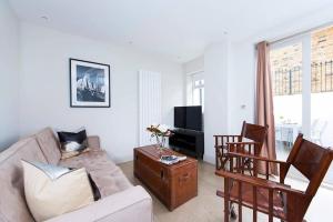 Beautiful 2BR flat with free parking in West London