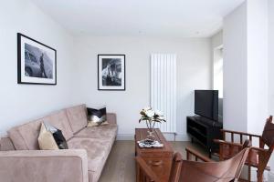 Beautiful 2BR flat with free parking in West London