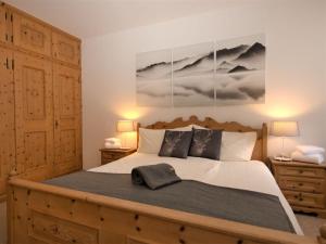 Apartment Chesa Corvatsch by Interhome