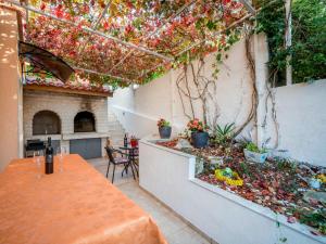 Apartment Andrea-2 by Interhome