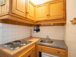 Apartment Les Lauzes C19 by Interhome