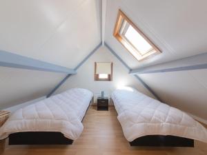 Holiday Home Vissershuisje 09-04 with parking by Interhome