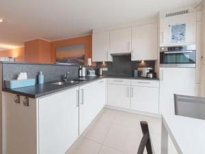 Apartment Pauls parklane with balcony by Interhome