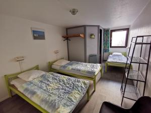 Auberges de jeunesse Auberge de Jeunesse HI Boulogne-sur-Mer : Chambre Triple avec Salle de Bains