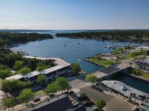 112 Edgewater Inn with Waterfront Access