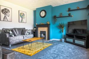 Rookwood house - spacious home with free parking - Short Stay Leeds