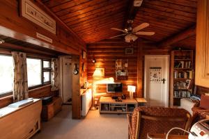 Rustic Log cabin in Snowdonia By Seren Short Stays