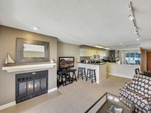 229 Edgewater Inn