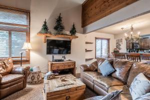 Mammoth Creek Townhome # 40 Updated 2 bedrooms and Loft 2 and half bath Steps to free town shuttle stop