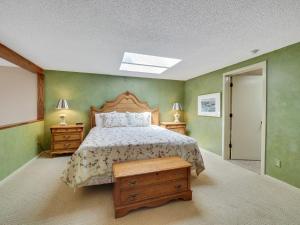 355 Edgewater Inn