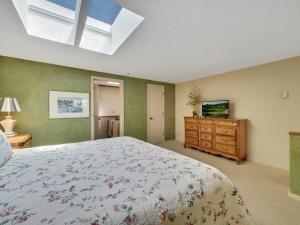 355 Edgewater Inn