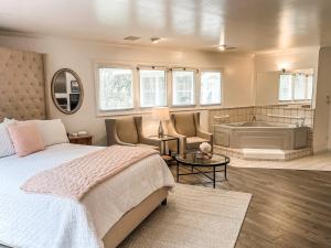 Cabernet Suite room in Stahlecker House