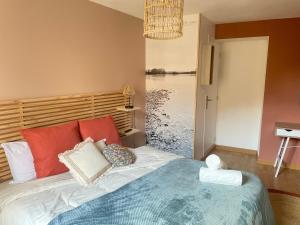 "Le Noeud vert" Appartement sur le thème de Nevers, 65 m2 en coeur de ville, parking à 200M avec accès inclus à salle de sport de 2000m2, Sauna & Hammam, by PRIMO C0NCIERGERIE