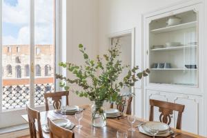 iFlat Unforgettable in front of Colosseum