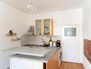 Quiet 2 bedroom apartment with own private garden