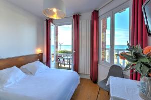Hotels Hotel Le Rayon Vert : Chambre Double avec Baignoire - Vue sur Mer