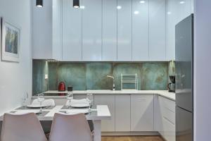 Elite Living 2bd Apt next to Hilton-Ilisia Park