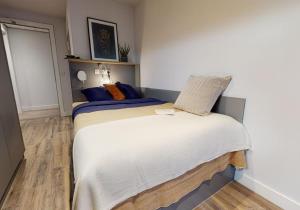 For Students Only - Relaxing Ensuites and Apartments at Weaver Place in Coventry