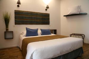 Hotels Lou Cigaloun : Chambre Triple avec Salle de Bains Privative