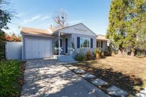 Encino Charmer with Large backyard - Northridge